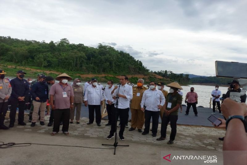 Presiden Jokowi resmikan Bendungan Ladongi dari atas perahu naga