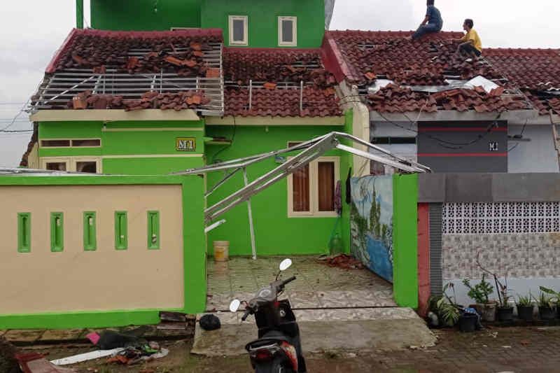 46 rumah warga Kabupaten Cirebon rusak diterjang puting beliung