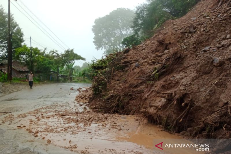 Jalan penghubung wilayah selatan Cianjur kembali terputus akibat tebing longsor
