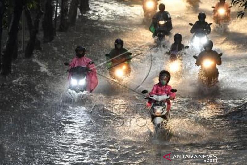 Akibat Hujan Deras Di Surabaya
