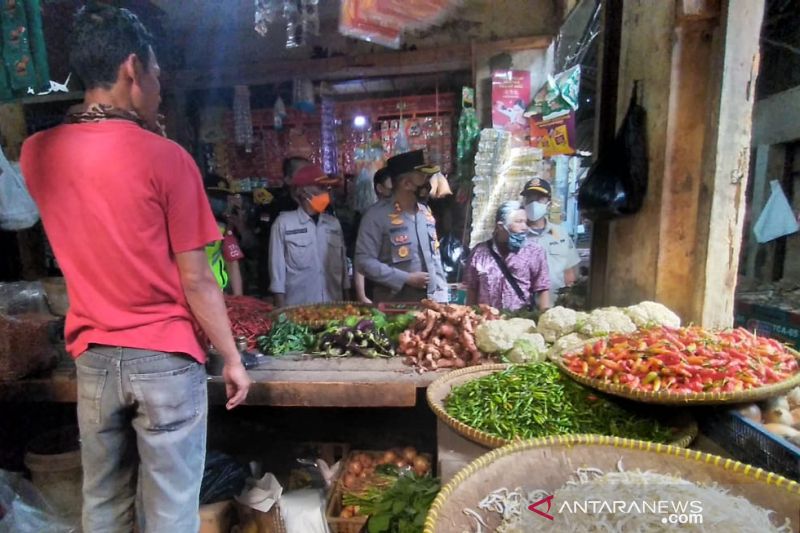 Petugas pantau pasar di Tasikmalaya antisipasi penimbunan kebutuhan pokok