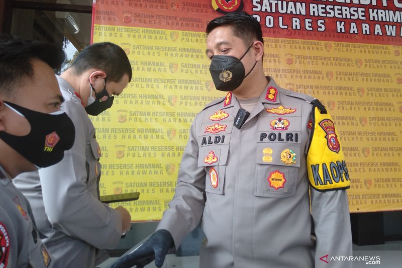 Polres Karawang lakukan penyekatan di beberapa titik perkotaan