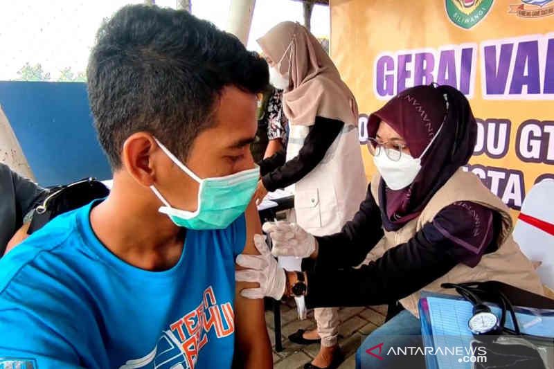 Petugas cek surat vaksinasi dan tes COVID-19 penggendara di gerbang tol Palimanan