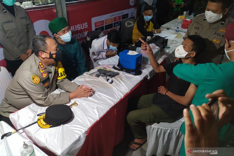 Polisi jaring warga untuk ikut vaksinasi di Pospam Jalan Asia Afrika Bandung