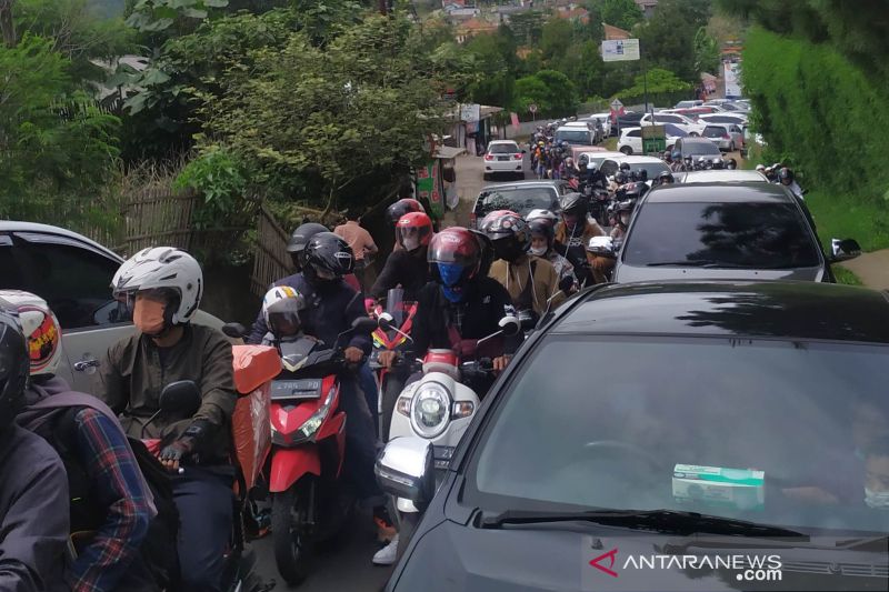 Kawasan Lembang Bandung dipadati wisatawan di hari pertama 2022