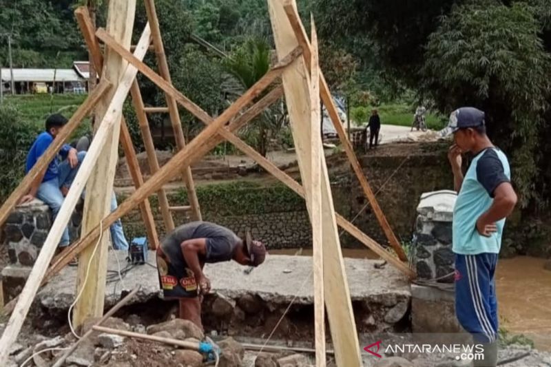 13 jembatan di Cianjur putus pada tahun 2021 akibat bencana alam