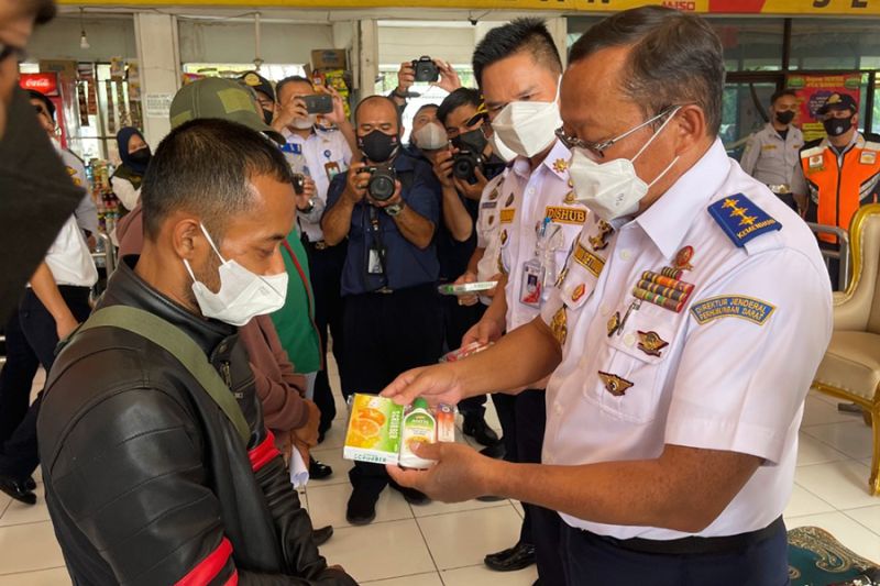 Kemenhub bagikan perlengkapan prokes di 8 titik jalur mudik termasuk Karawang