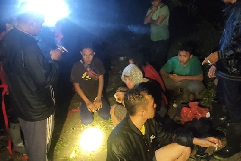 Tim penyelamat evakuasi delapan pelajar terperangkap arus di Ngarai Sianok
