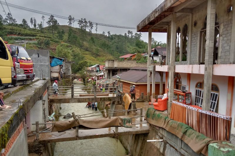 Warga terdampak banjir di Solok butuh bantuan logistik