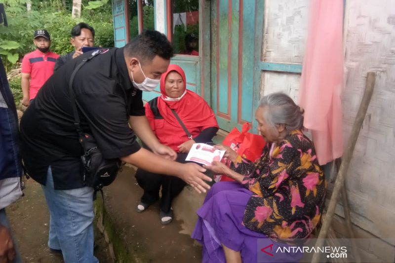 Bantuan paket beras Puan Maharani dibagikan untuk lansia duafa di Garut