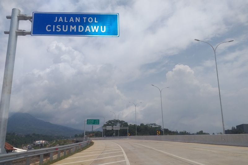 Jalan Tol Cisumdawu bisa beroperasi Juni 2022, kata Gubernur Jabar