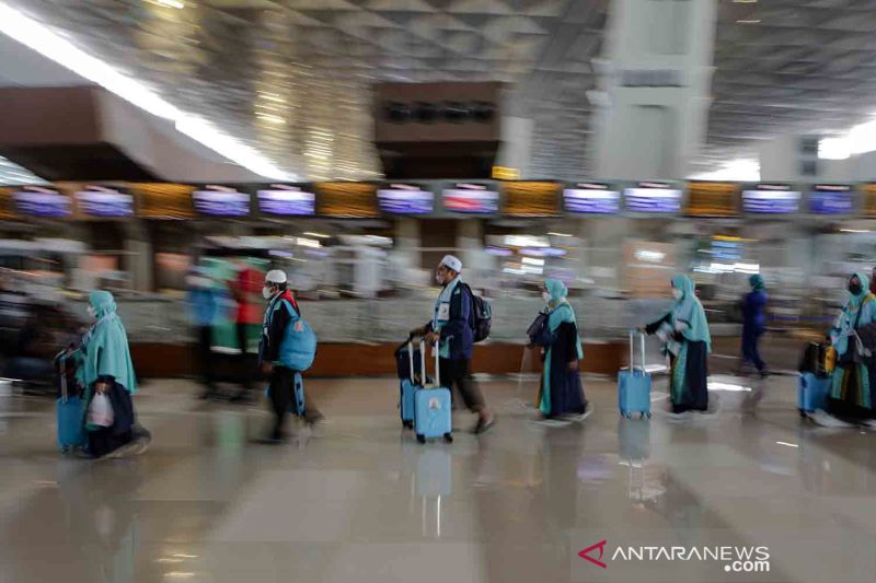 Sejumlah petugas penyedia layanan umrah positif COVID-19 sepulang dari Saudi