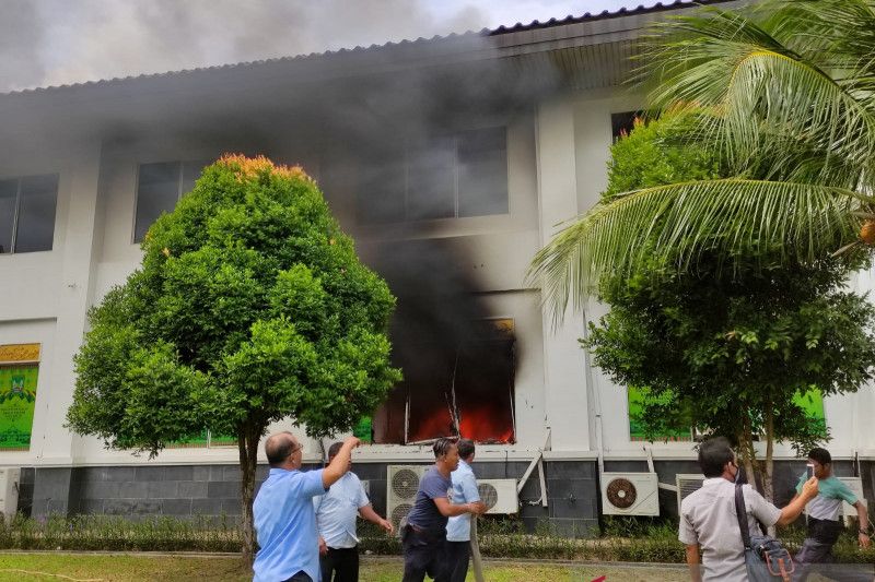 Gedung DPRD Batam terbakar