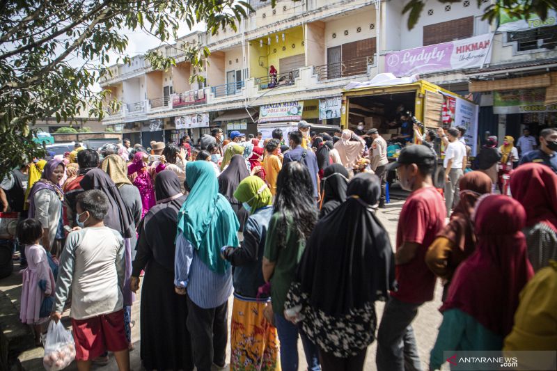 Operasi Pasar Minyak Goreng di Pasar Alang-Alang Lebar