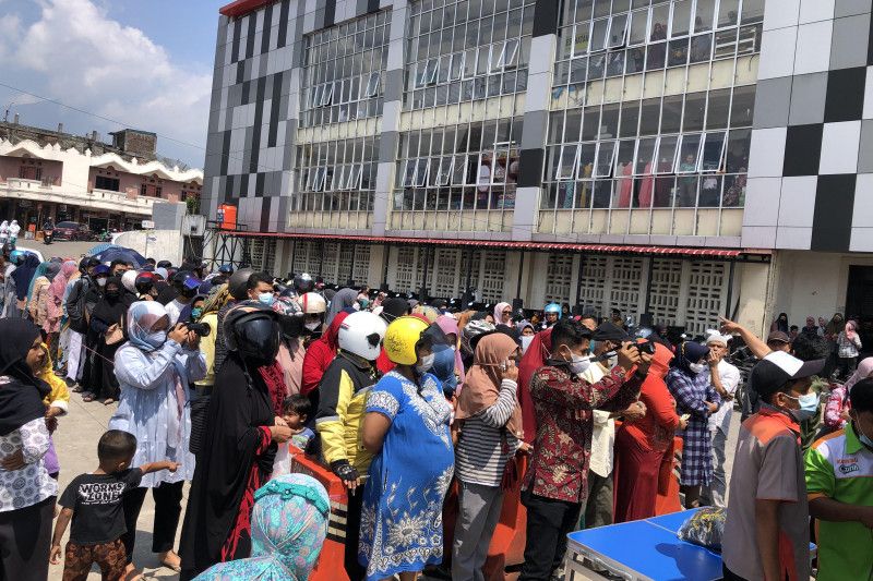 Ratusan masyarakat Padang Panjang antre beli minyak goreng bersubsidi