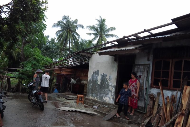 Puting beliung terjang Desa Karya Tani Lampung Timur