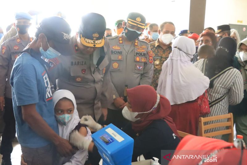 Pemkab Pangandaran vaksinasi anak di arena wisata