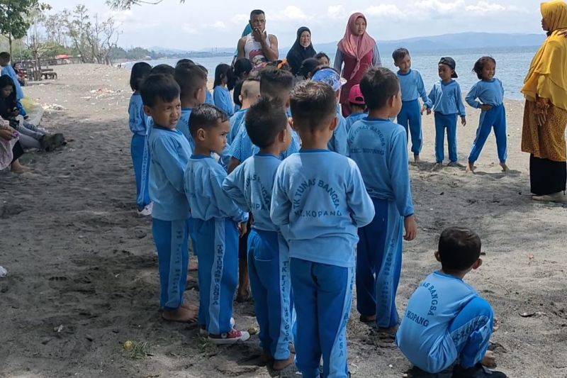 TK Tunas Bangsa aksi pungut sampah di Pantai Loang Baloq