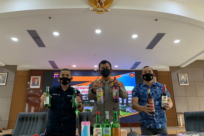 Polda Sumbar ungkap peredaran ribuan botol minuman beralkohol di salah satu kafe di Padang