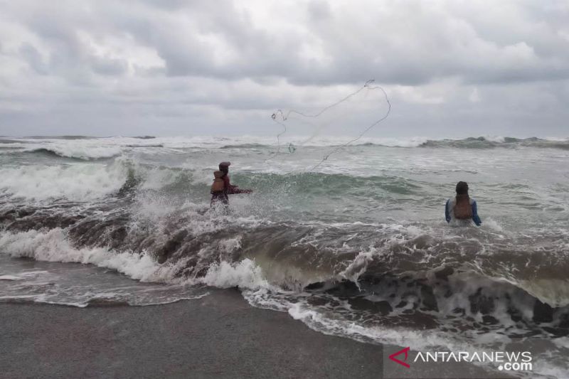 BPBD tetapkan status waspada gelombang tinggi di pesisir selatan Cianjur