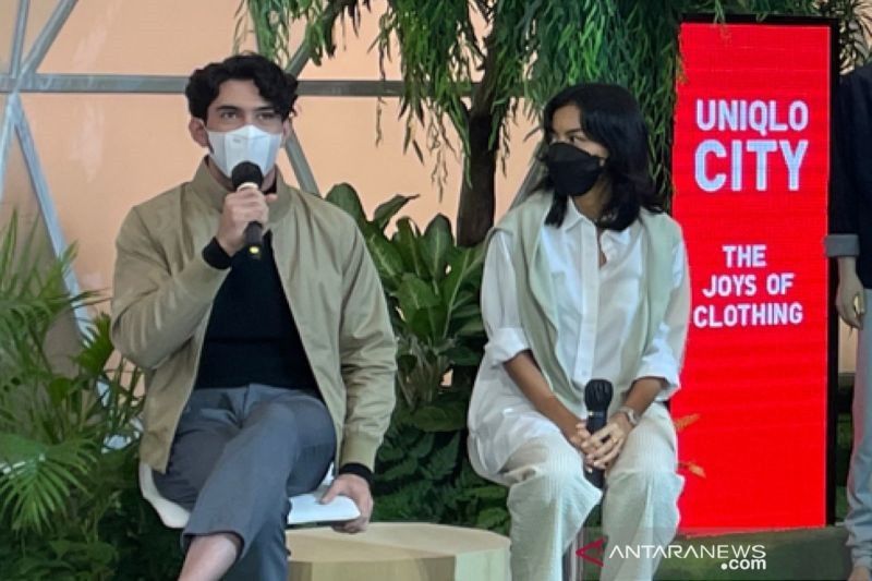 Reza Rahadian memang suka pakai turtleneck seperti di serial "Layangan Putus"