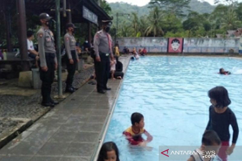 Polisi sisir pelanggar protokol kesehatan di objek wisata Sukabumi