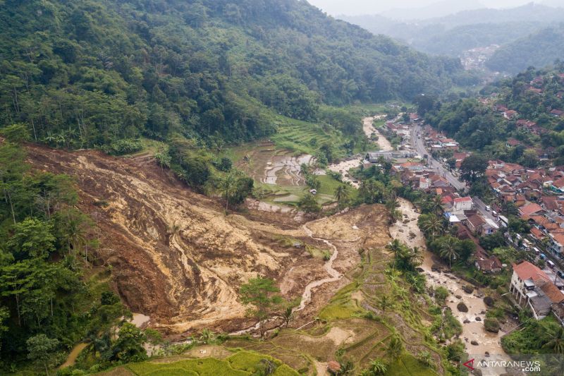 Jawa Barat menghadapi hingga 2.000 bencana setiap tahun, kata gubernur