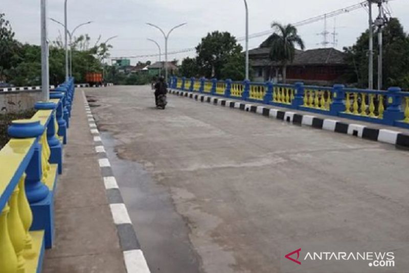 Baru dua pekan diresmikan,  jembatan di Karawang amblas