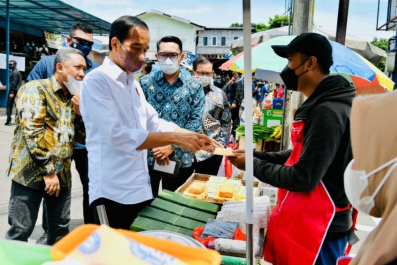 Pedagang di Pasar Sederhana Bandung senang dapat bantuan pemerintah