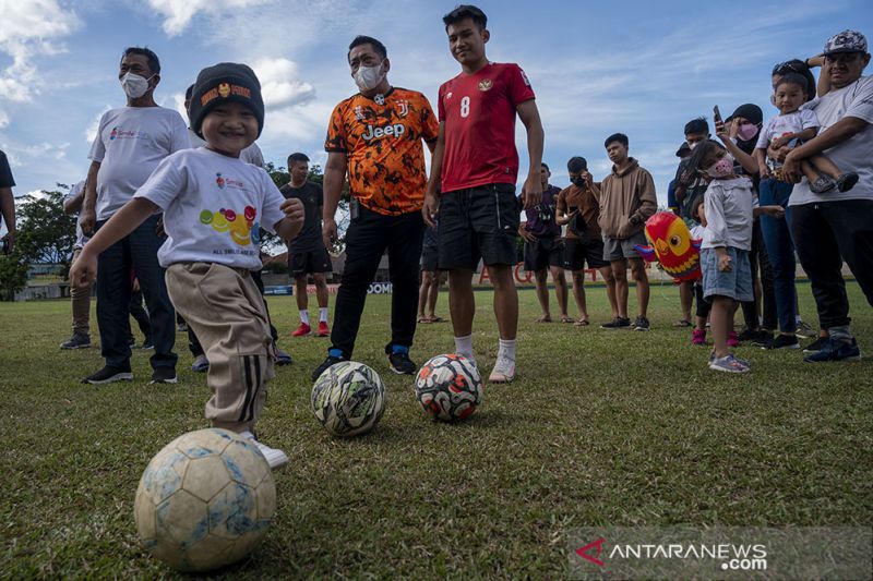 Witan Sulaeman Bermain Bola Bersama Anak Penyandang Bibir Sumbing