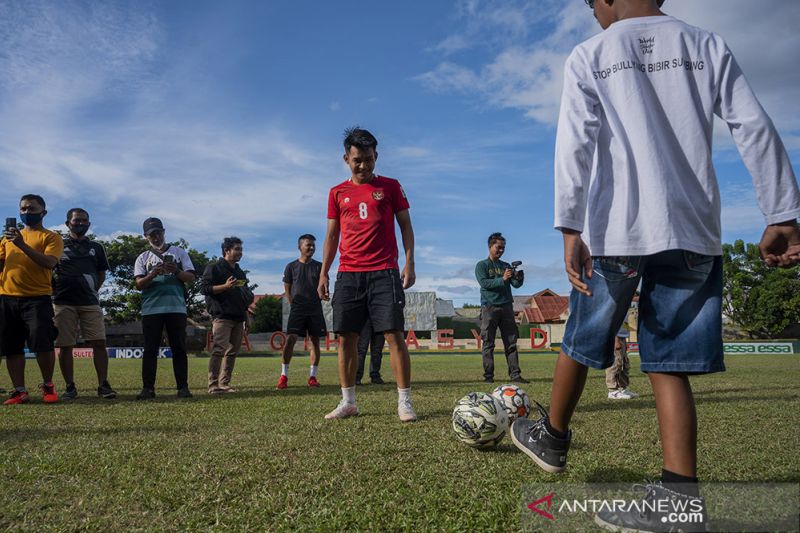 Witan Sulaeman Bermain Bola Bersama Anak Penyandang Bibir Sumbing