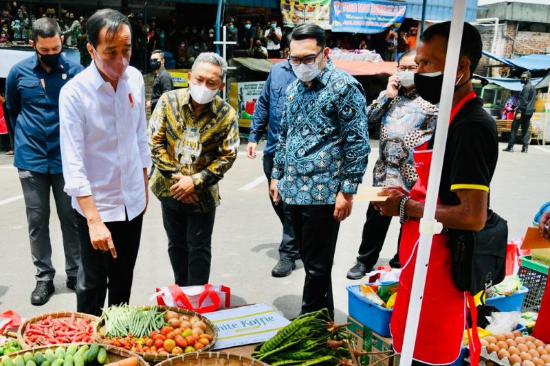 Jokowi bagikan bantuan untuk pedagang di Pasar Sederhana Bandung