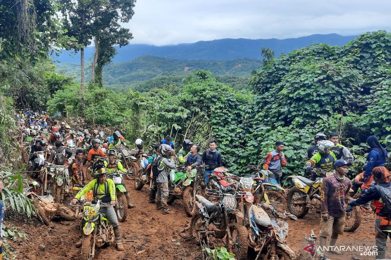 Rider tangguh taklukkan bukit Kiram Geopark Meratus