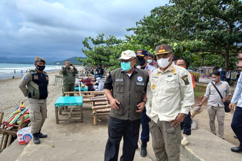 Bupati Sukabumi sayangkan sampah berserakan di objek wisata pantai