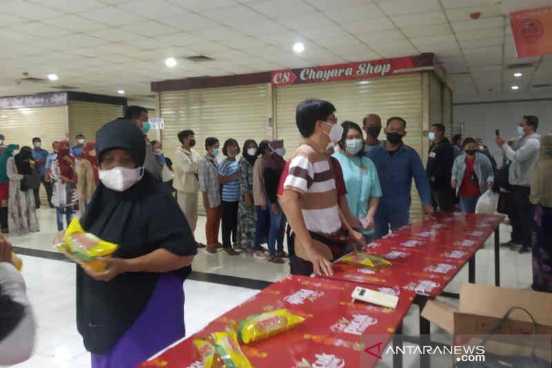 Warga Cirebon antusias beli minyak goreng saat pasar murah