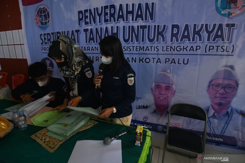 PENYERAHAN SERTIFIKAT PTSL HUNTAP PENYINTAS BENCANA