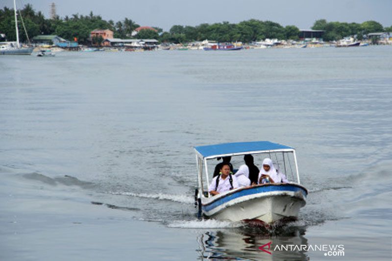Siswa berangkat ke sekolah gunakan perahu motor