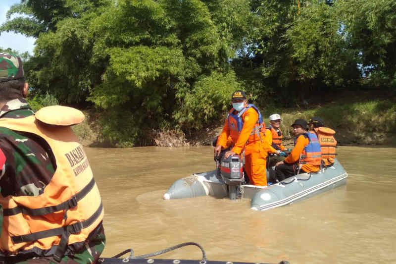 Tim SAR masih cari warga Brebes tenggelam di Sungai Cisanggarung Cirebon