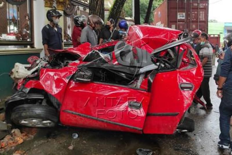 Kecelakaan Truk Tabrakan Warga Di Balikpapan