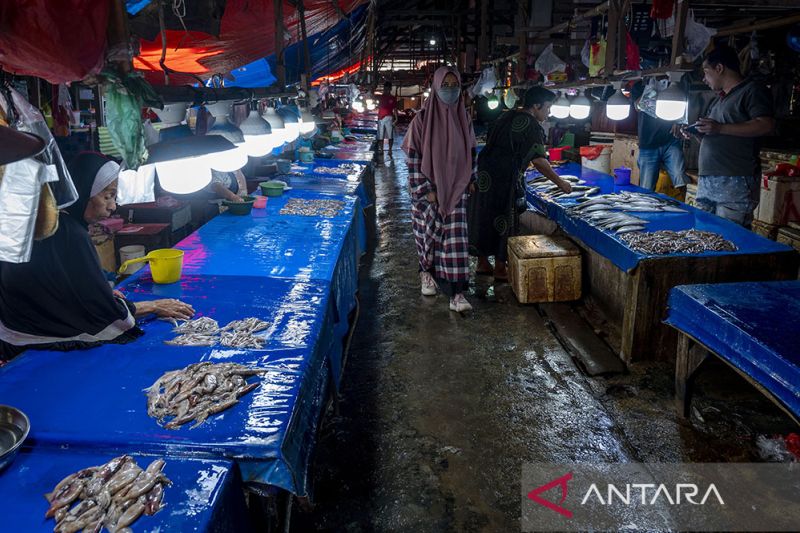 Pasokan Ikan di Pasar Berkurang Akibat Cuaca Buruk