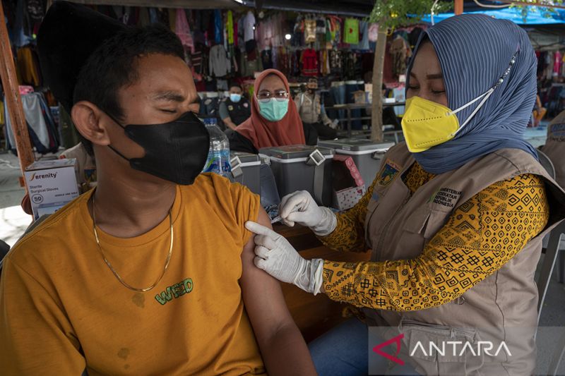 Vaksinasi COVID-19 di Pasar Tradisional