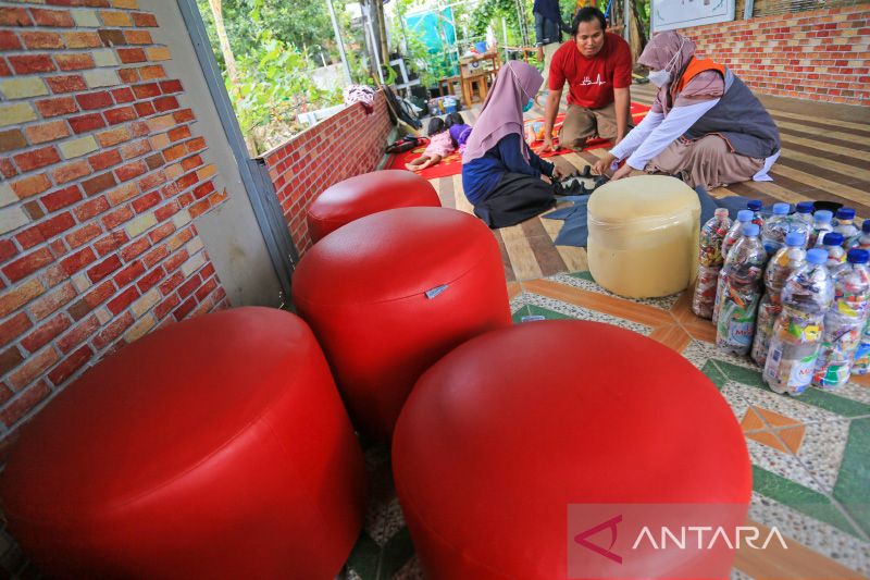 Pengolahan sampah menjadi kursi ecobrick
