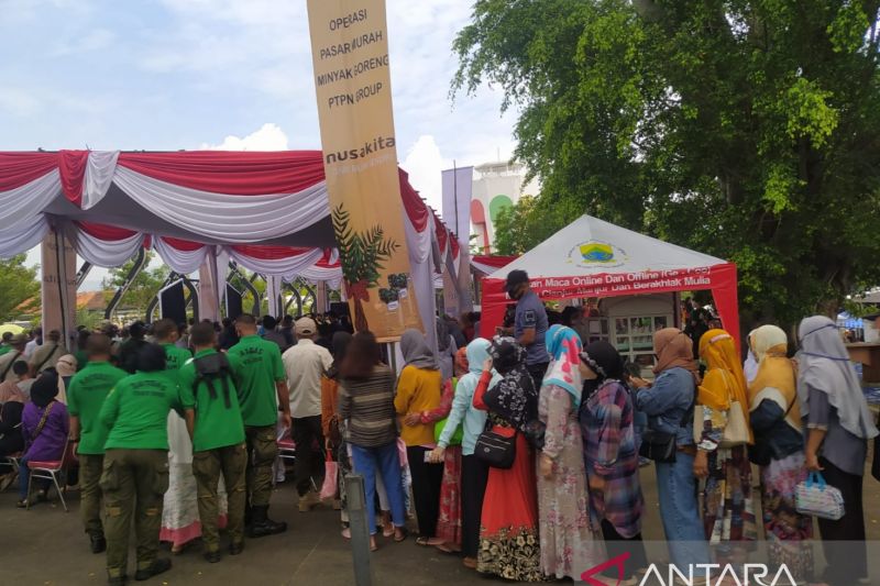 Kementerian BUMN  bersama Pemkab Cianjur gelar operasi pasar minyak goreng