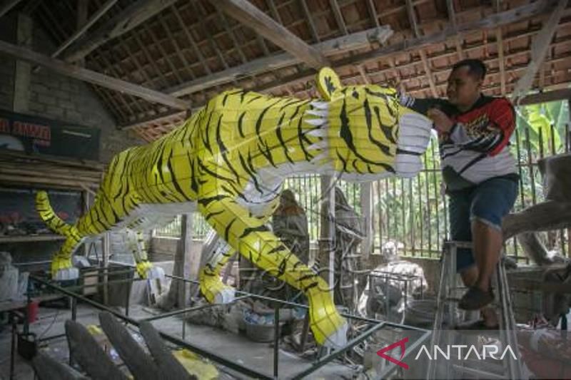 Pembuatan Lampion Shio Macan Air