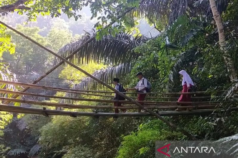 Pemkab Cianjur targetkan pembangunan jembatan rampung akhir tahun ini