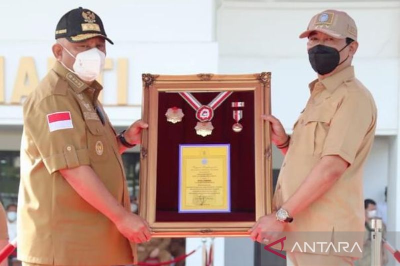 IPDN beri penghargaan Kartika Pamong Praja kepada Gubernur Gorontalo.