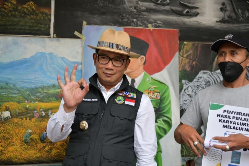 Gubernur Ridwan Kamil serahkan uang hasil jual lukisan seniman di NFT