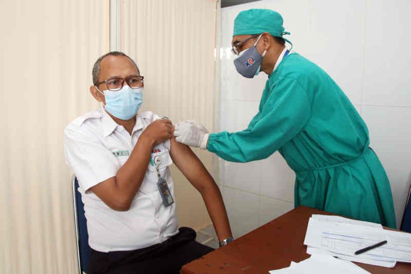 Seribu lebih pegawai KAI Cirebon dapatkan vaksinasi COVID-19 penguat