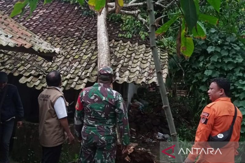 Pemkot Tasikmalaya janji perbaiki rumah dan fasilitas rusak akibat angin puting