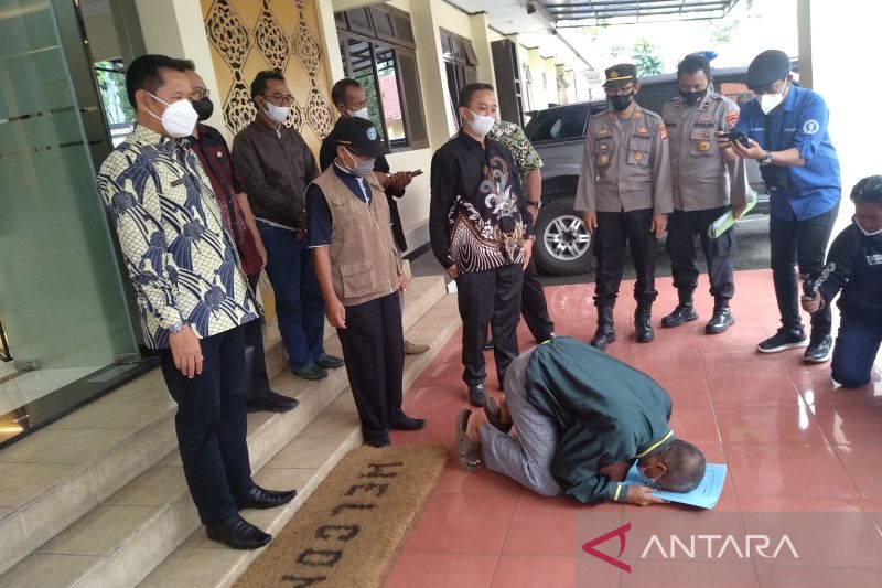 Disdik Garut bantu Rp6 juta kepada mantan guru pembakar sekolah